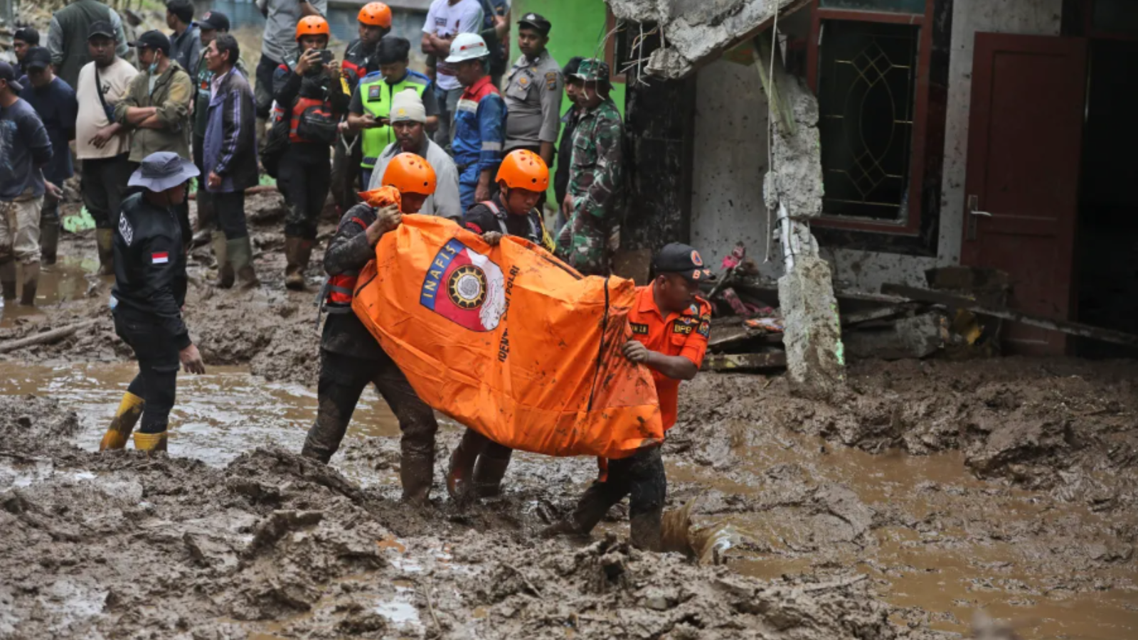 暴雨引发灾难 印尼苏门答腊山体滑坡致27人死亡