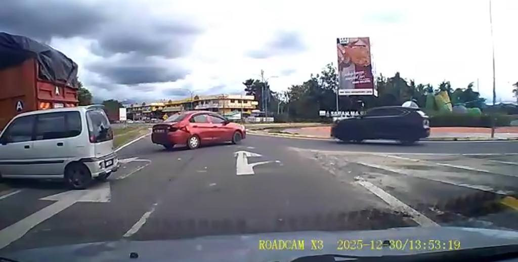 罗厘失控冲撞沙巴保佛交通圈两轿车