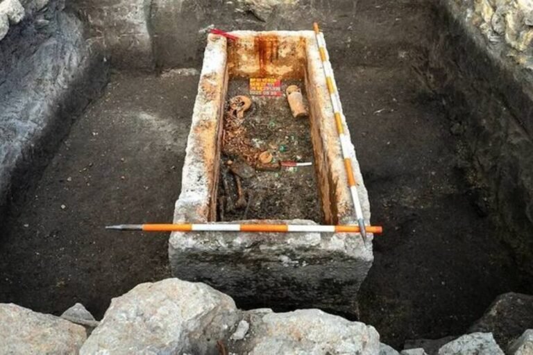 《1700 年密封罗马石棺重见天日：年轻女子与奢华陪葬品揭开古帝国最私密的告别仪式》