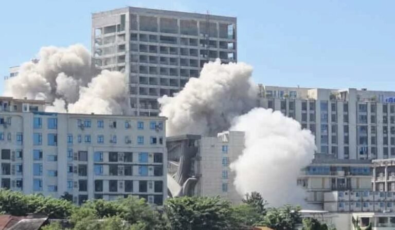 缅甸妙瓦底爆破行动摧毁诈骗大楼 展现跨国打击决心