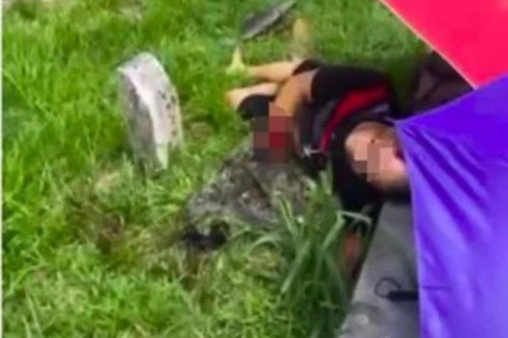 摩哆骑士出路口被撞断掌