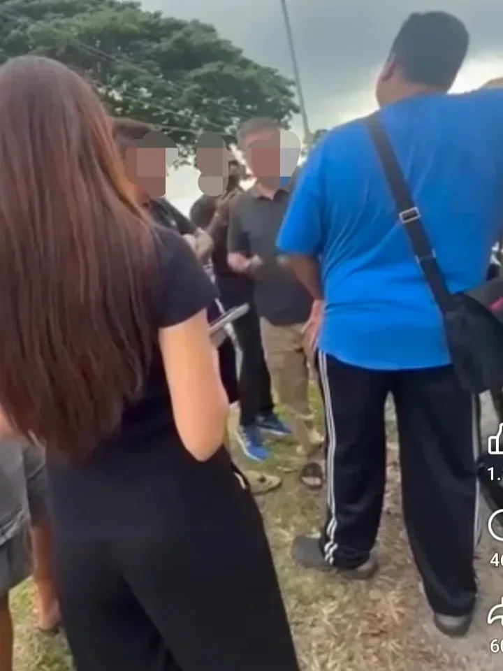 新山双重泊车纠纷