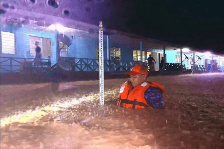 诗巫实兰沟地区豪雨引发严重水灾 多辆汽车受影响