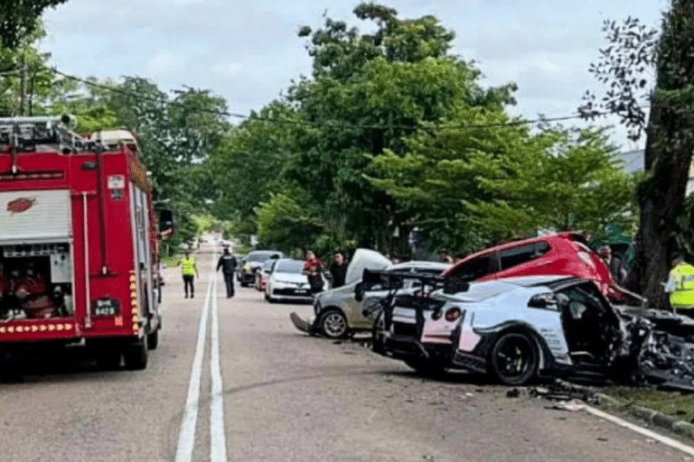 新山跑车连环车祸 商业区路口酿2死4伤