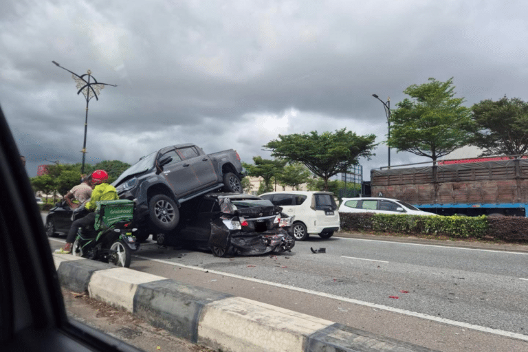 新山百万镇沿海大道发生连环车祸 货卡“压顶”轿车惊险现场