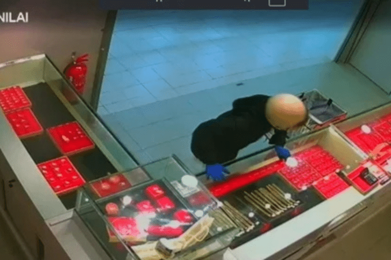 汝来金店抢劫案｜商场营业时段遇劫 商家与顾客安全感受冲击