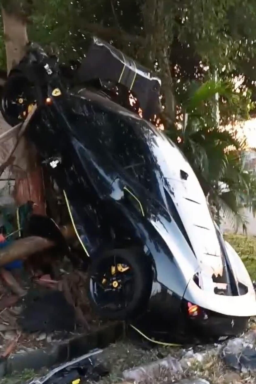 男大学生法拉利失控