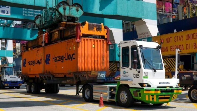 全马首创！丹绒柏乐巴斯港口启用52辆电动牵引车，碳排放骤降48%