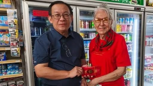 88岁前厨师倾积蓄2000令吉！感念昔日雇主郭鹤尧，捐款力撑新山华小建校基金