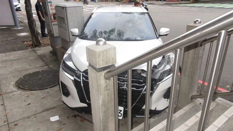 台中毒驾男凌晨失控撞天桥！3名大学生晨跑中招，面临12万新台币重罚